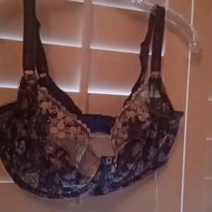 Beautiful Felina bra size 36dd gently used. Excellent condition.